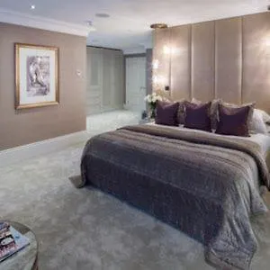 Bristol Apartment Hotel  *
